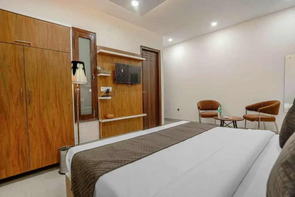 Зиракпур: Hotel Paras