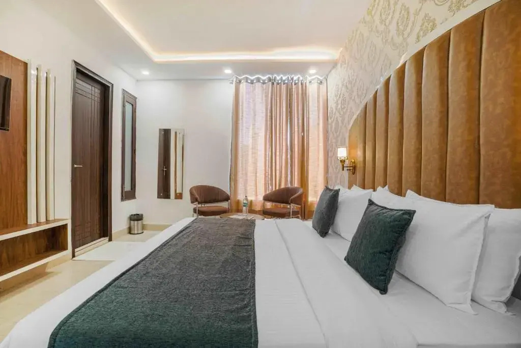 Зиракпур: Hotel Paras