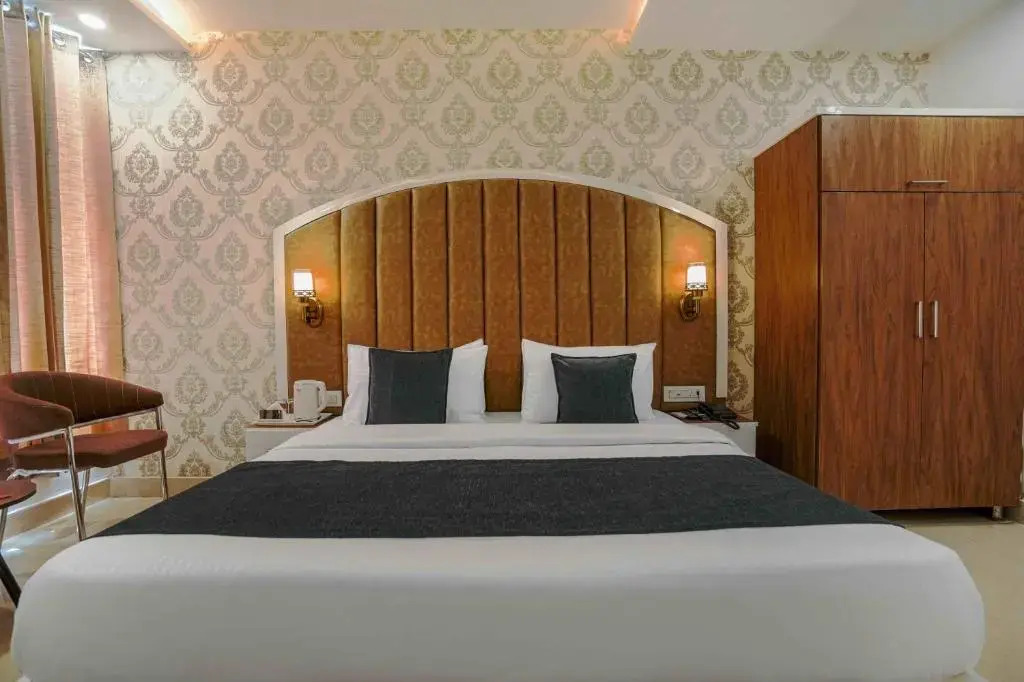 Зиракпур: Hotel Paras