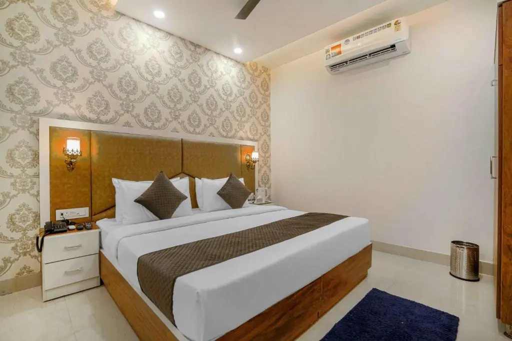 Зиракпур: Hotel Paras