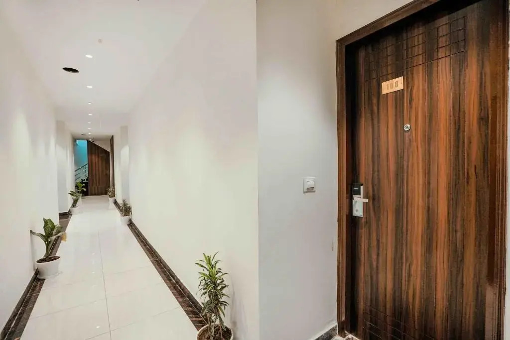 Зиракпур: Hotel Paras