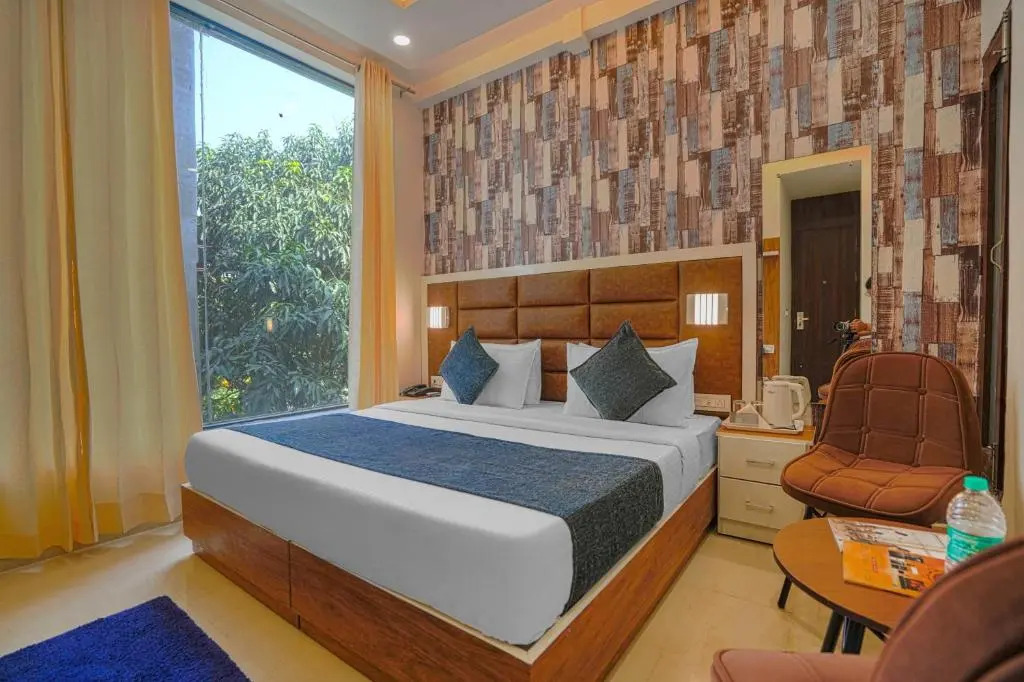 Зиракпур: Hotel Paras