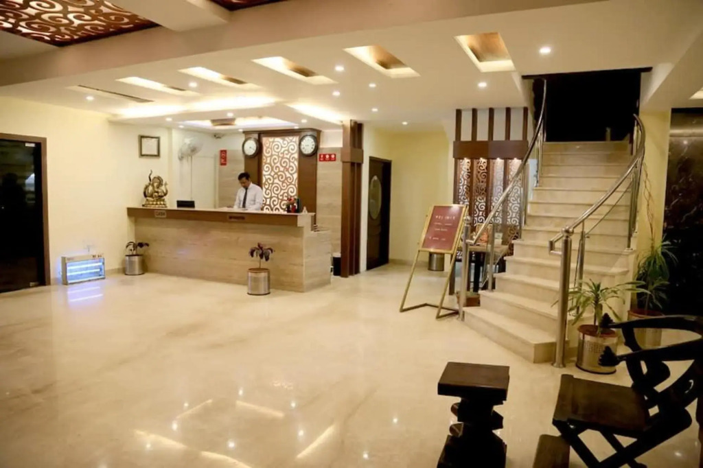 Зиракпур: Hotel Paras