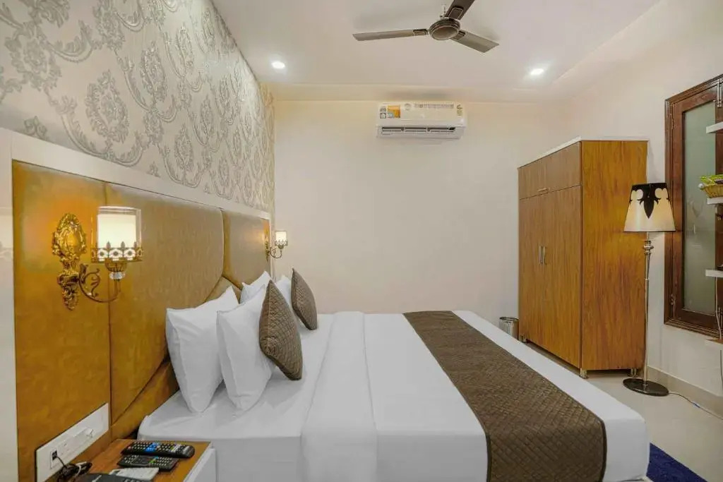 Зиракпур: Hotel Paras