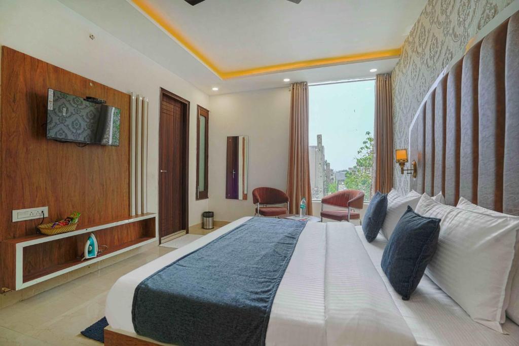Зиракпур: Hotel Paras
