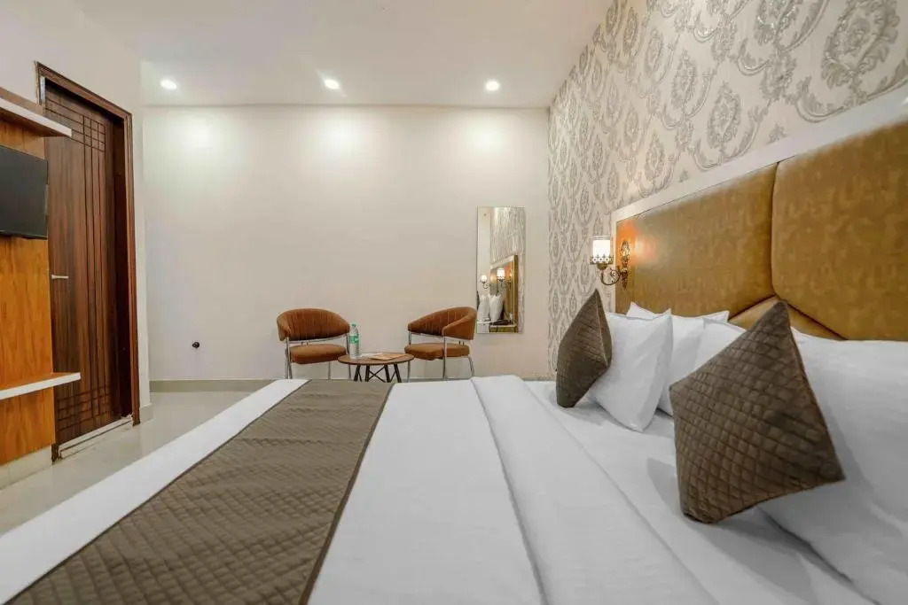 Зиракпур: Hotel Paras
