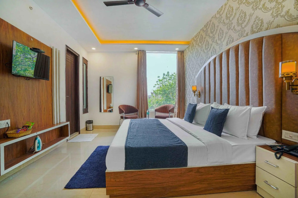 Зиракпур: Hotel Paras