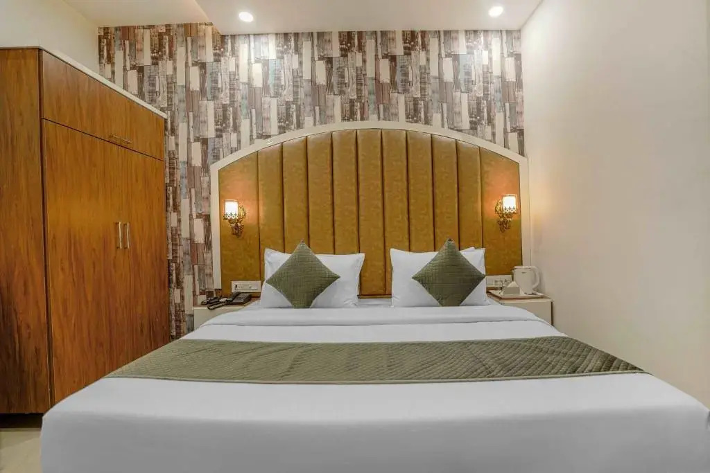 Зиракпур: Hotel Paras