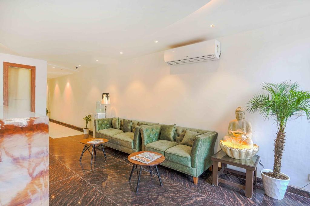 Зиракпур: Hotel Paras