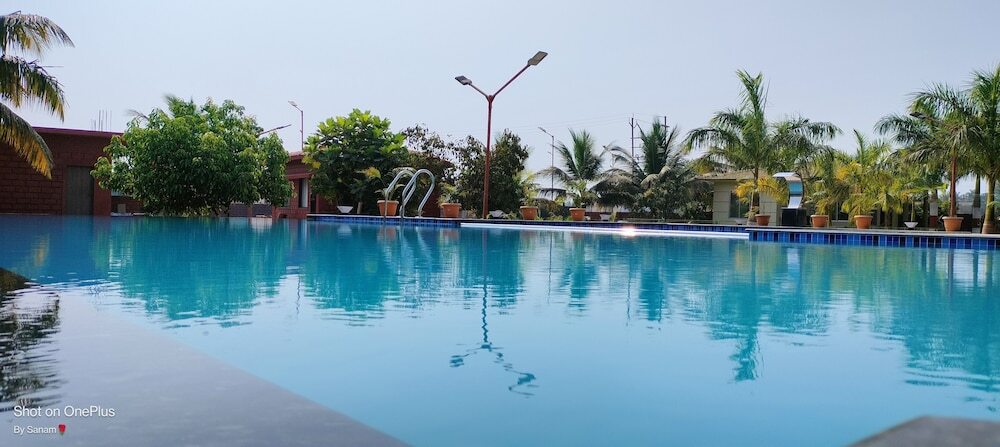 Шривардхан: Beach Village Resort