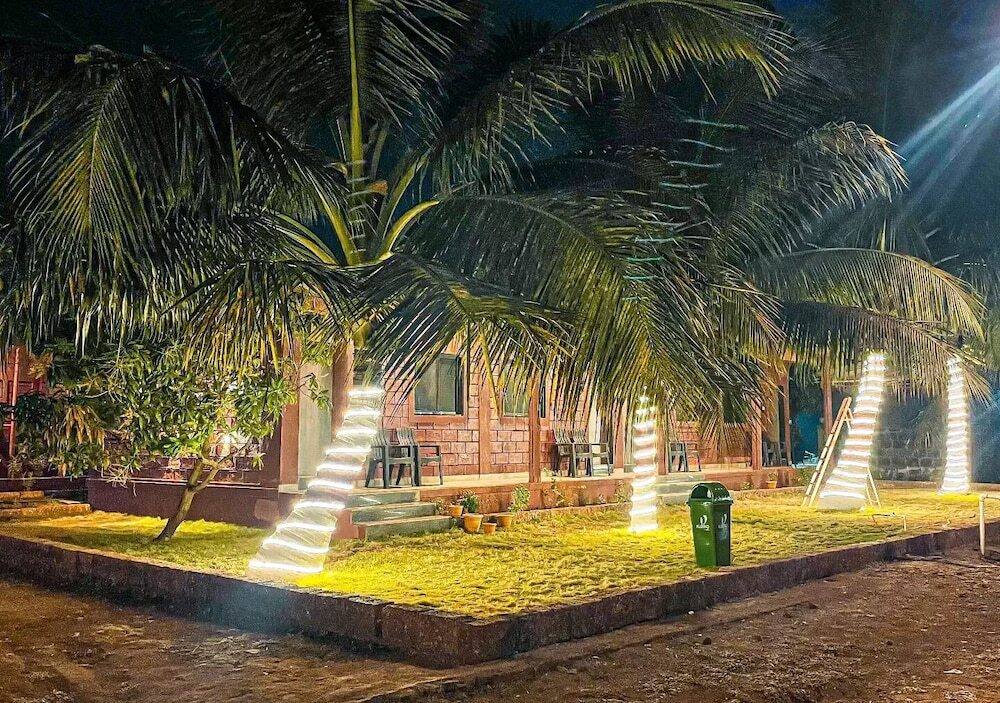 Шривардхан: Beach Village Resort