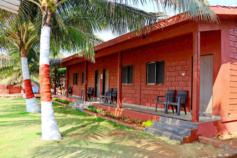 Шривардхан: Beach Village Resort