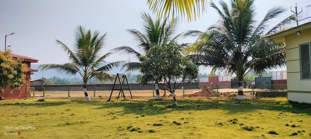 Шривардхан: Beach Village Resort
