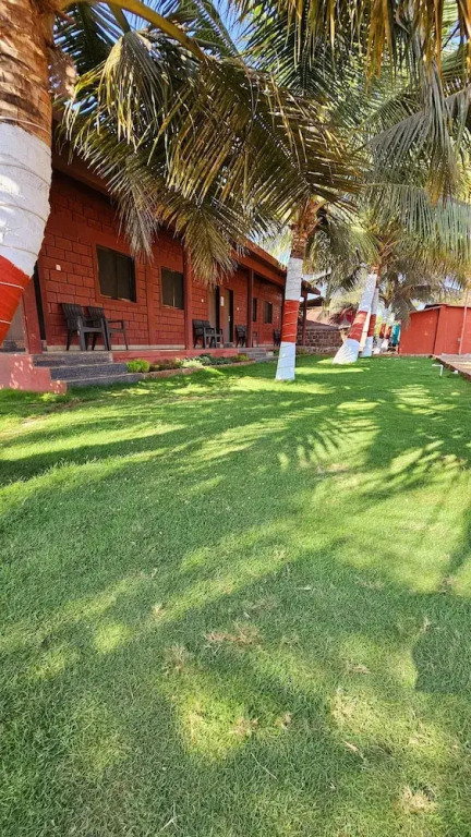 Шривардхан: Beach Village Resort