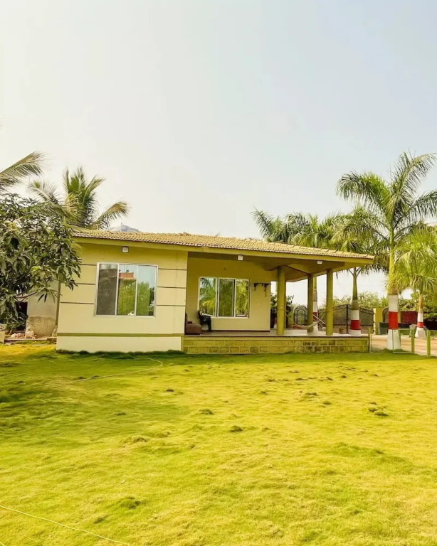 Шривардхан: Beach Village Resort