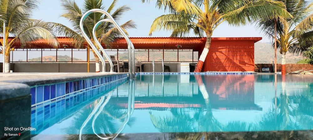 Шривардхан: Beach Village Resort