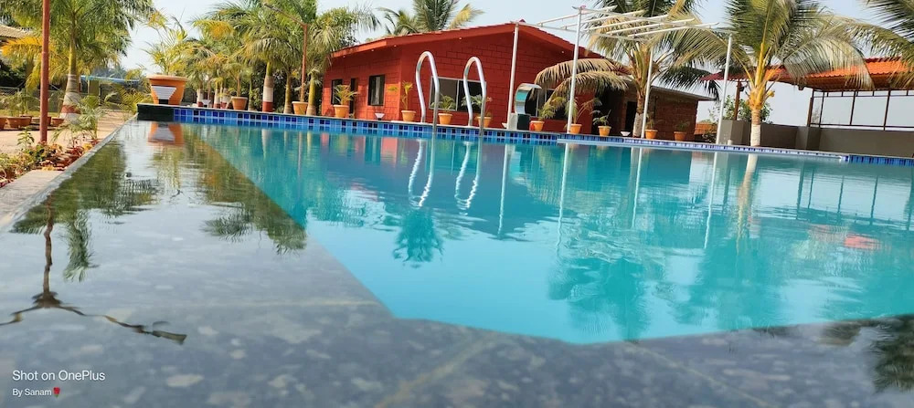 Шривардхан: Beach Village Resort