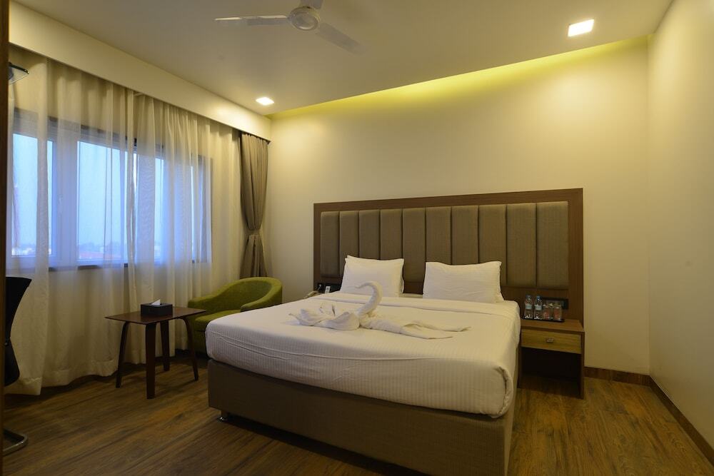 Дхуле: Hotel Jhankar Palace