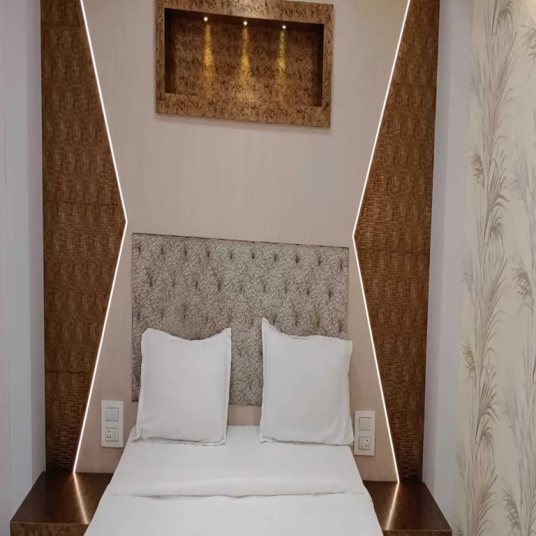 Тхане: The Diplomat Villa