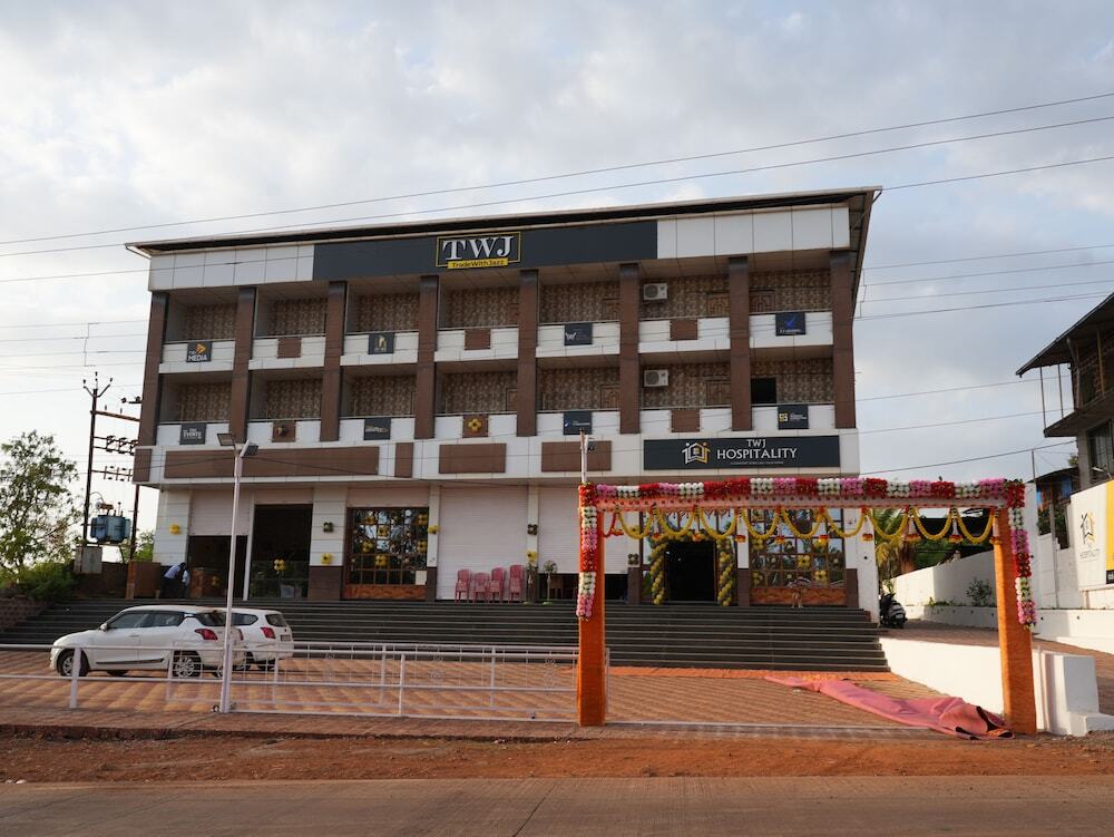 Гухагар: Hotel Nakshtra, Shrungartali