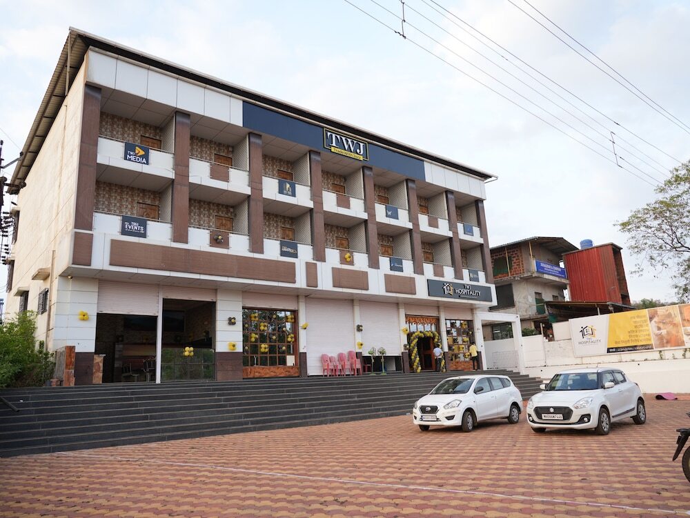 Гухагар: Hotel Nakshtra, Shrungartali