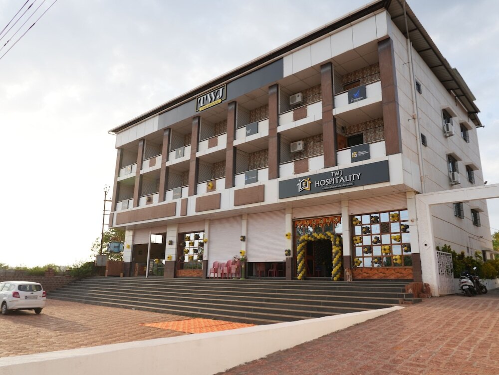 Гухагар: Hotel Nakshtra, Shrungartali