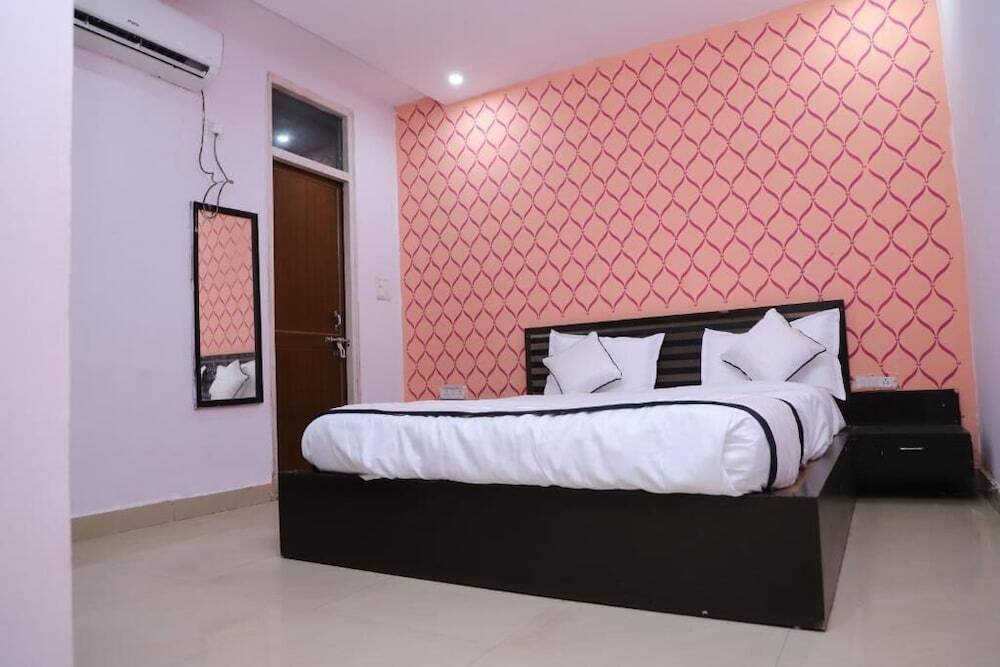 Лакхнау: Hotel Axiom Prime