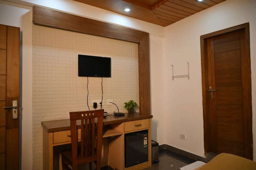 Кангра: Hotel DH