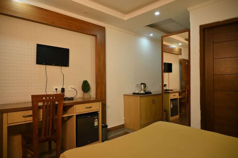 Кангра: Hotel DH