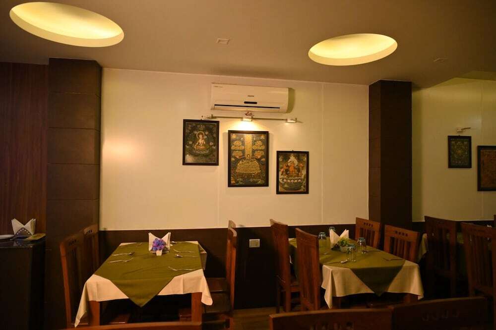 Кангра: Hotel DH