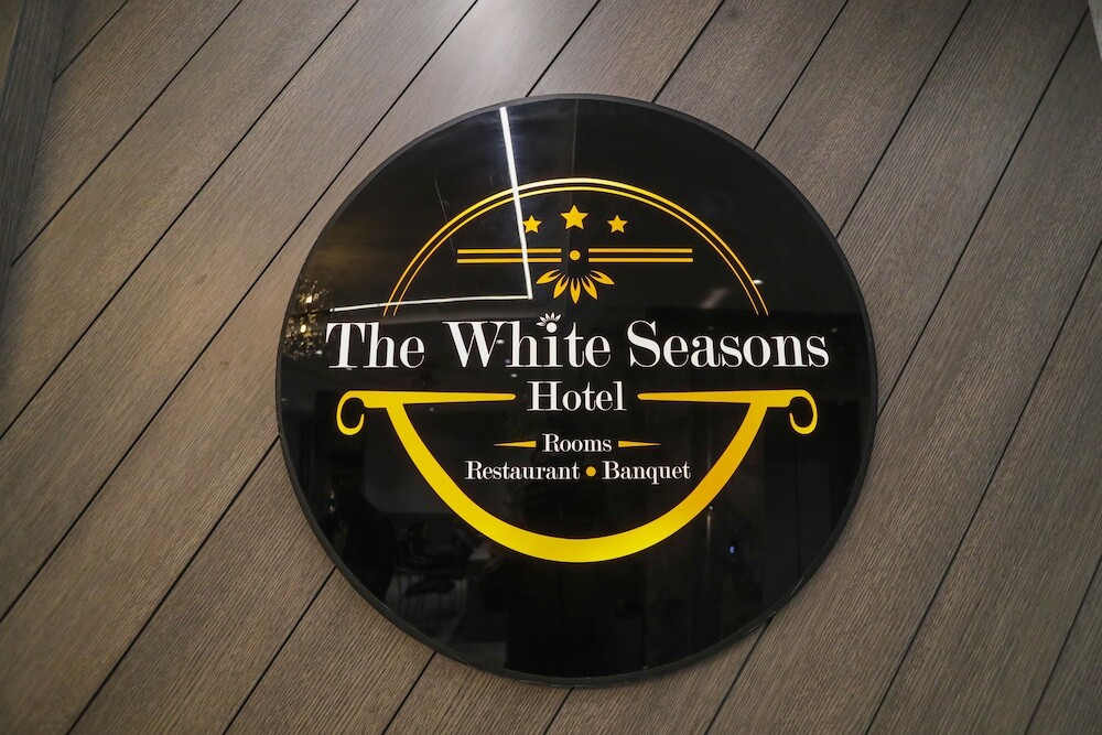 Гвалиор: The White Seasons