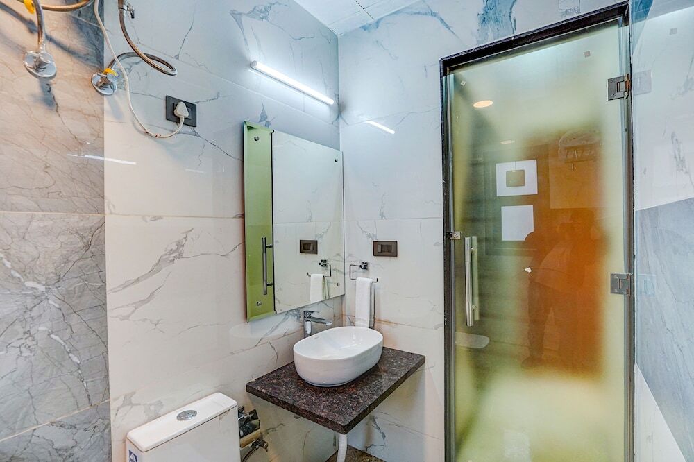 Большая Нойда: Fabhotel White Elephant
