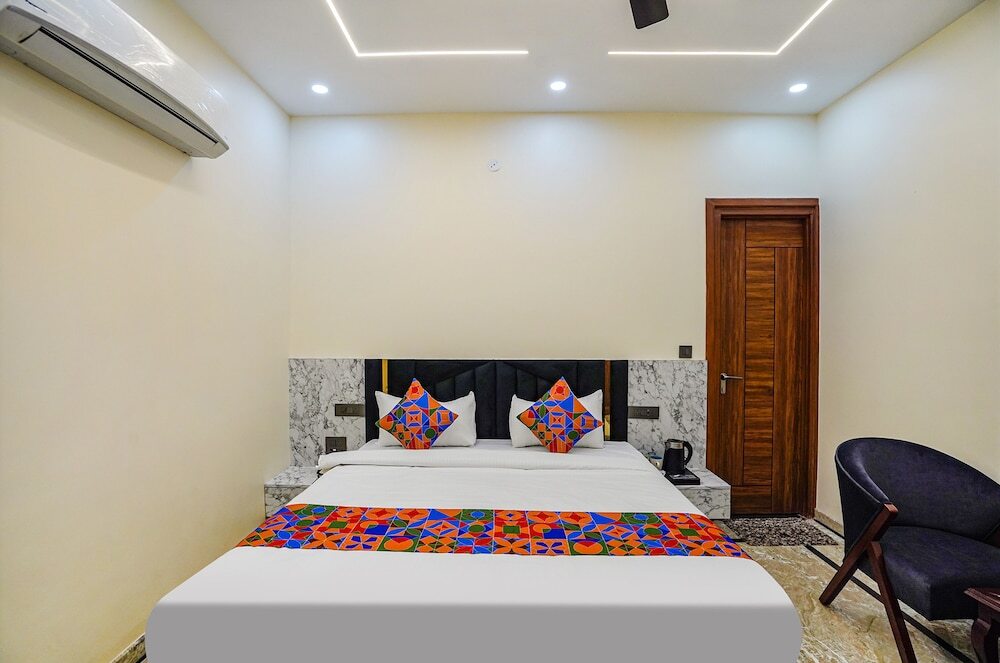 Большая Нойда: Fabhotel White Elephant