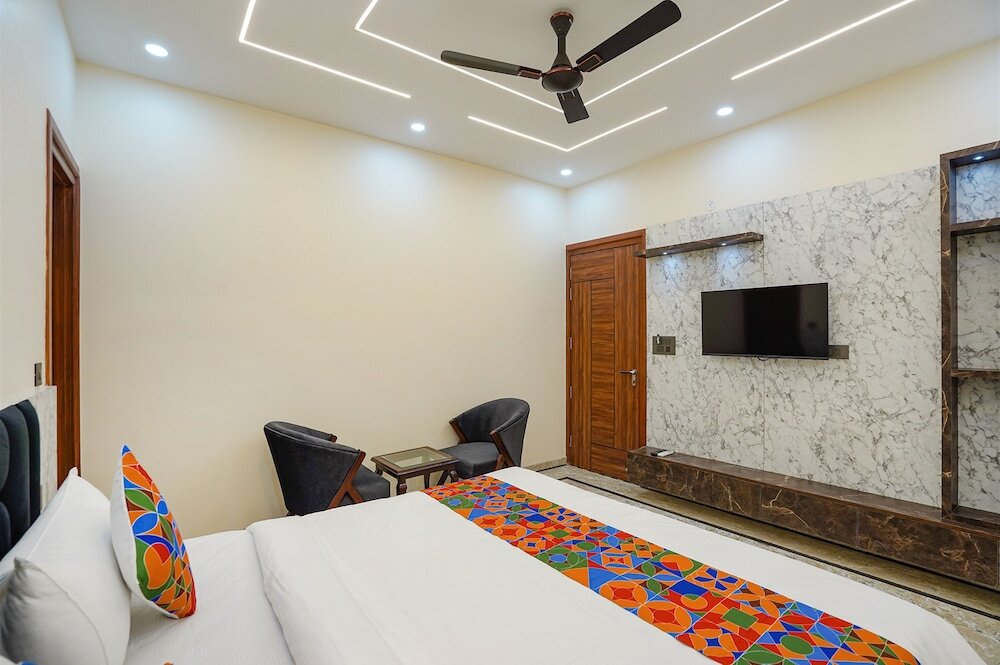 Большая Нойда: Fabhotel White Elephant
