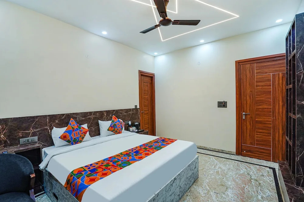 Большая Нойда: Fabhotel White Elephant