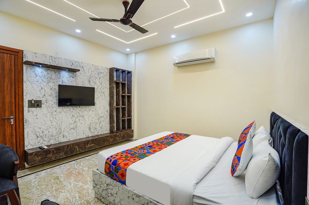 Большая Нойда: Fabhotel White Elephant