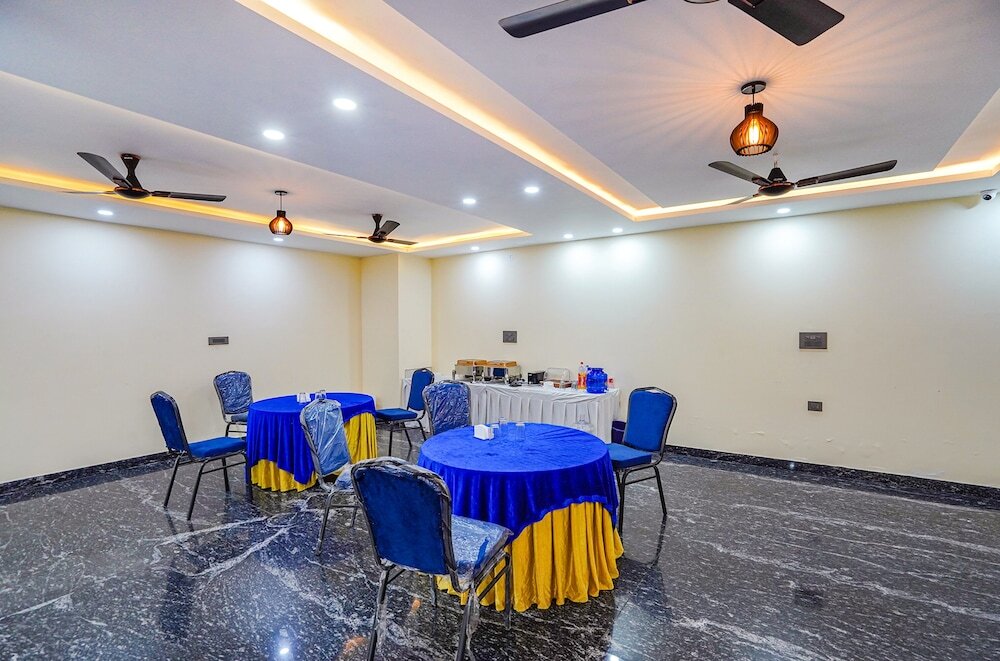 Большая Нойда: Fabhotel White Elephant