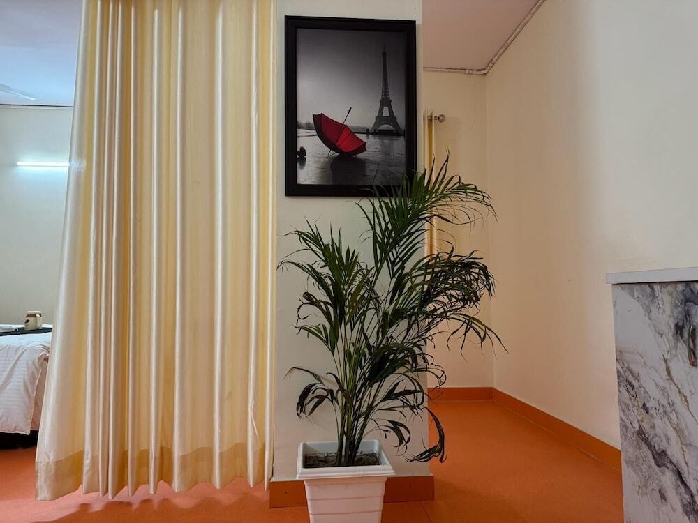 Нойда: Hotel Grand Omasha