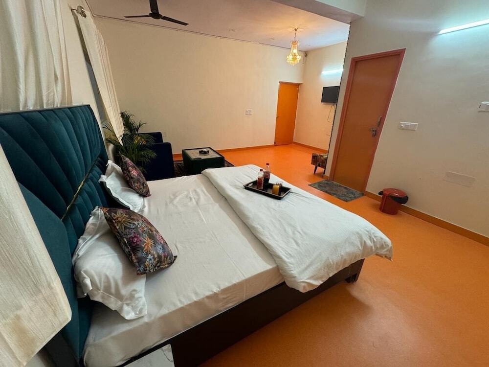 Нойда: Hotel Grand Omasha