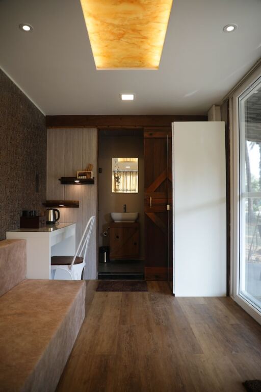 Киим: Out of Box Living Kashid
