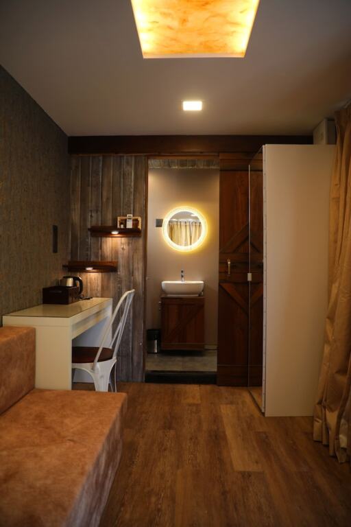 Киим: Out of Box Living Kashid