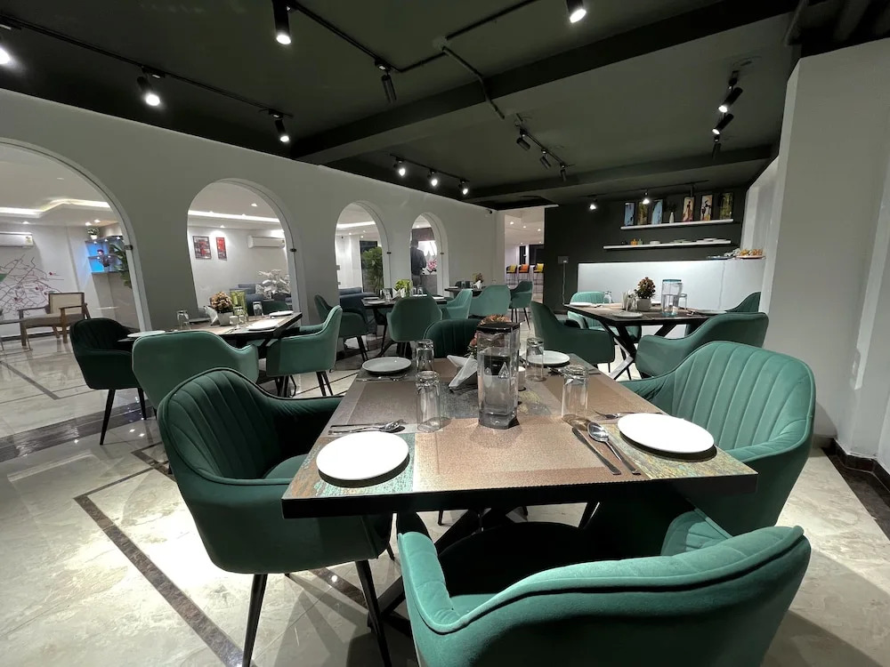Гуруграм: AVA Hotels & Corporates Millennium City