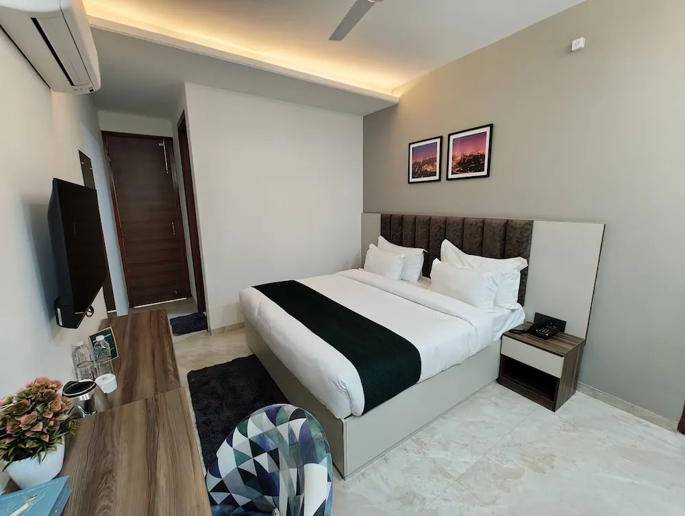 Гуруграм: AVA Hotels & Corporates Millennium City