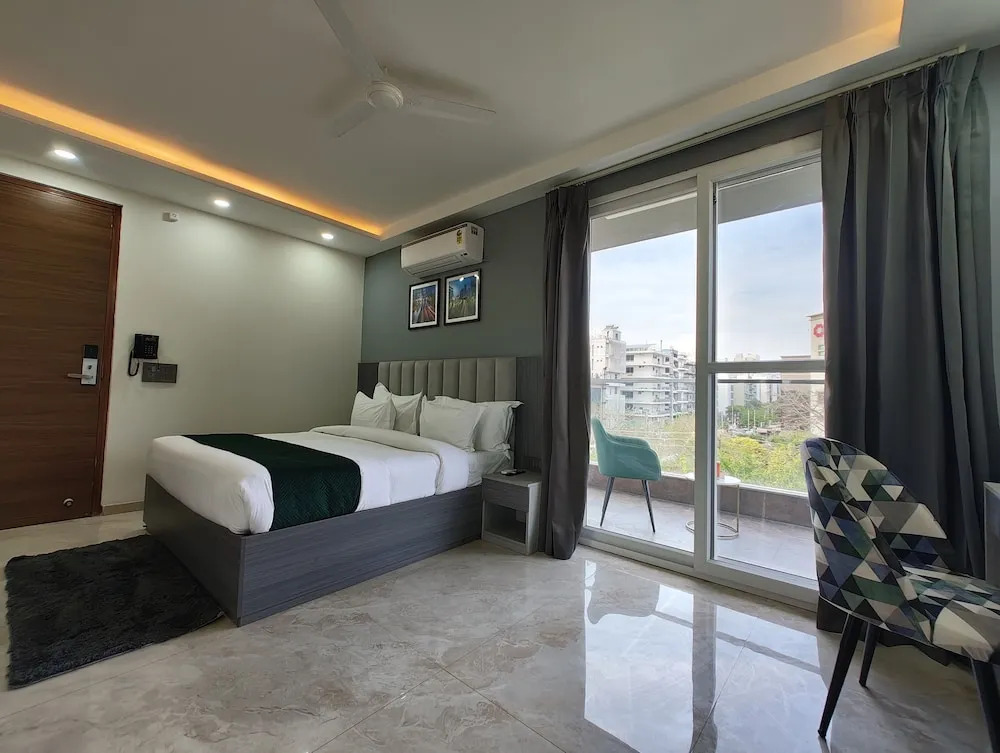 Гуруграм: AVA Hotels & Corporates Millennium City