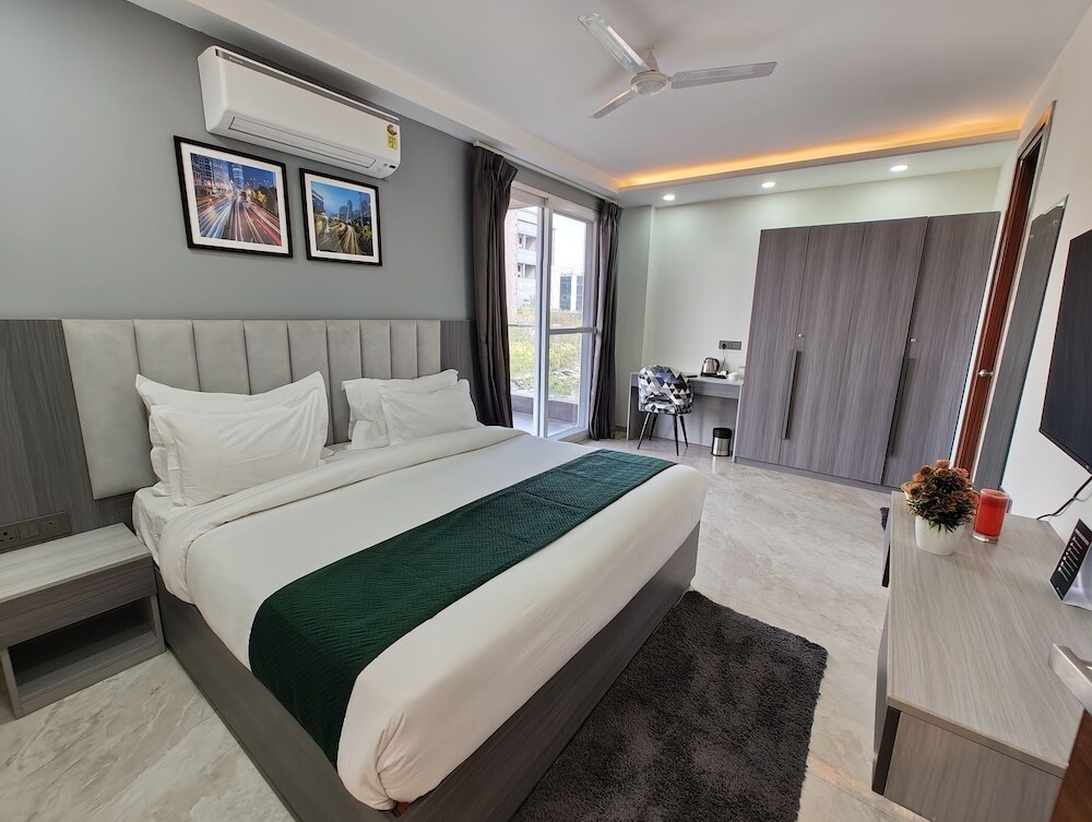 Гуруграм: AVA Hotels & Corporates Millennium City