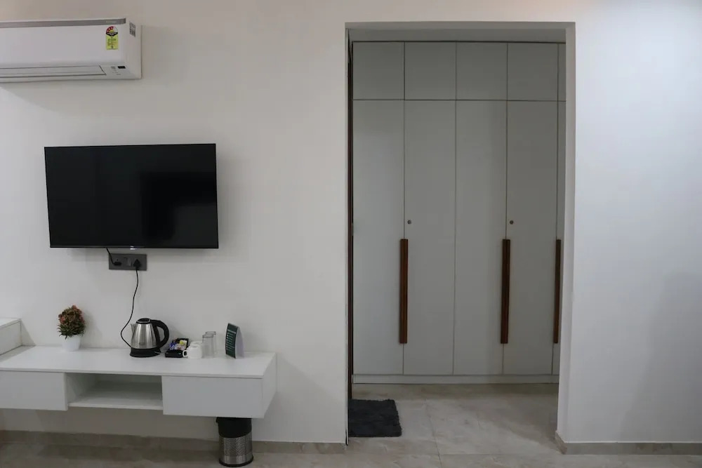 Гуруграм: AVA Hotels & Corporates Millennium City