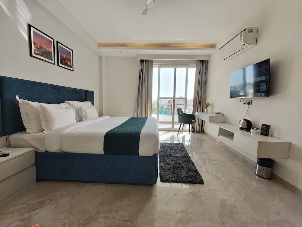 Гуруграм: AVA Hotels & Corporates Millennium City