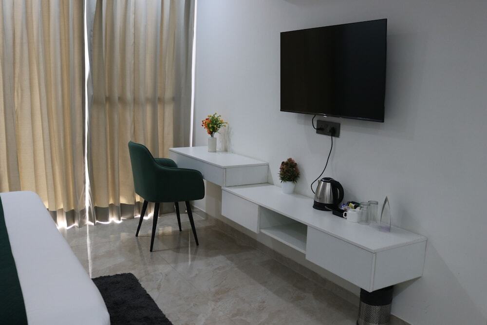 Гуруграм: AVA Hotels & Corporates Millennium City