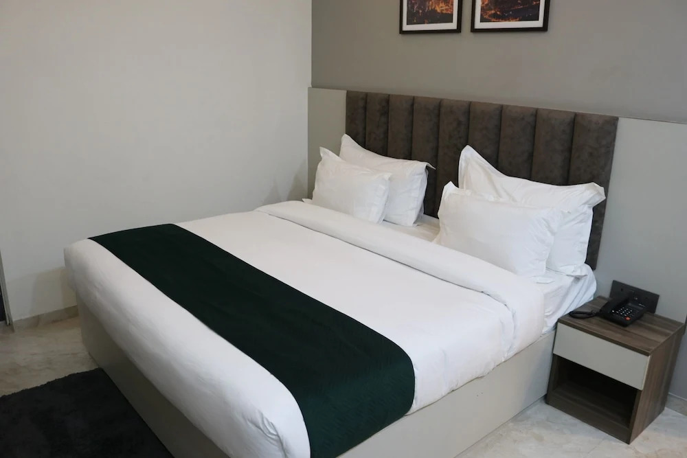 Гуруграм: AVA Hotels & Corporates Millennium City