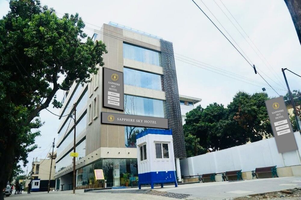 Дехрадун: Sapphire Sky Hotel